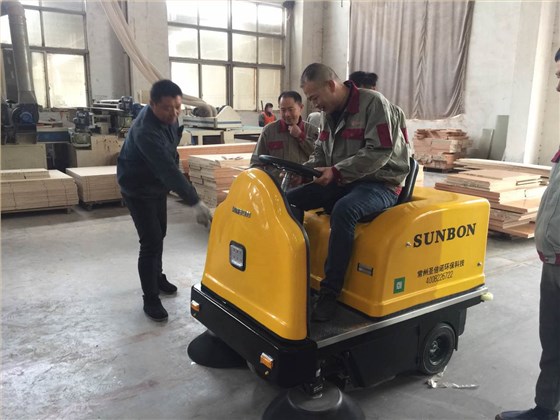 恒盛娱乐扫地车地板厂应用