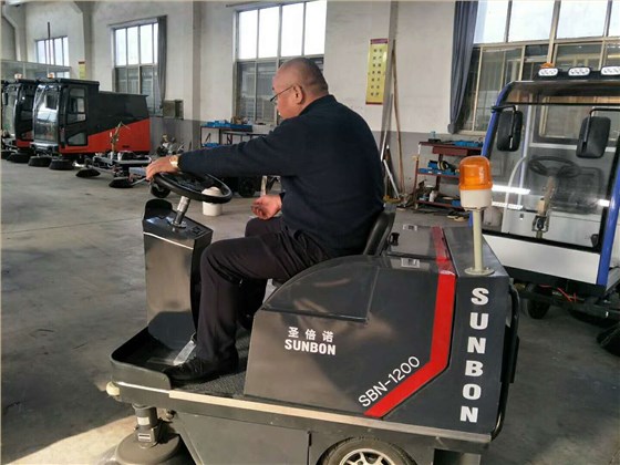 恒盛娱乐小型扫地车