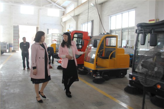 河北客户考察恒盛娱乐电动扫地车