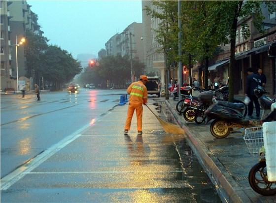 恒盛娱乐电动驾驶式扫地车,城市清洁的“守护者” 恒盛娱乐电动驾驶式扫地车,城市清洁的“守护者”
