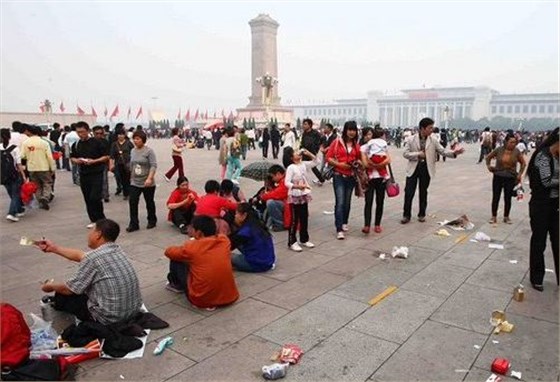 十一黄金周垃圾清理,怎能少的了恒盛娱乐扫地车呢? 十一黄金周垃圾清理,怎能少的了恒盛娱乐扫地车呢?