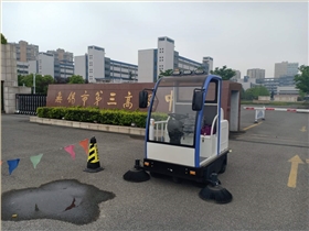 恒盛娱乐电动扫地车进驻无锡第三高级中学