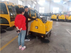 驾驶式电动扫地车