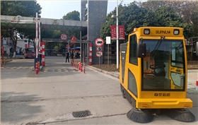 电动扫地车2000B在无锡滨湖区正式上岗