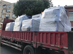 恒盛娱乐员工高温下加班赶制全封闭电动扫地车