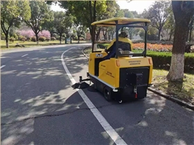 1800A半封闭扫地车进驻深圳三河口高中