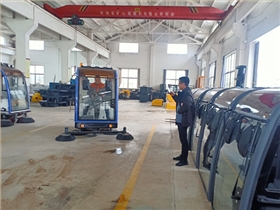 深圳某家具企业来厂考察体验电动清扫车