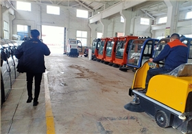 深圳某家具企业来厂考察体验电动清扫车