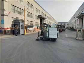 恒盛娱乐2000AW工业清扫车进驻无锡某科技公司