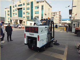 恒盛娱乐2000AW工业清扫车进驻无锡某科技公司。