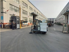为什么恒盛娱乐放弃人工清洁和使用驾驶扫地车？