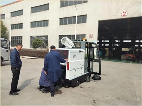 恒盛娱乐需要使用物流仓库的小型电动扫地车做好清洁工作