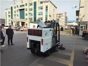 电动路面清扫车正逐渐成为小区户外道路保洁的新宠