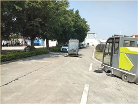 电动清扫车可以节省劳动力成本，提高清洁效率和效果