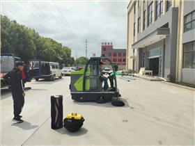 多功能全吸式清扫车，助您全面清洁城市
