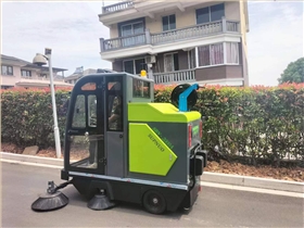驾驶式工业扫地车：新农村环境治理的新利器