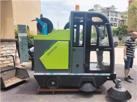 驾驶式工业吸尘扫地机