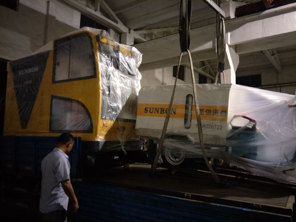 恒盛娱乐电动清扫车装车