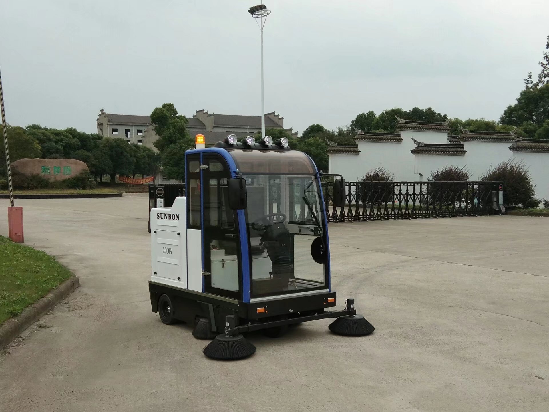 恒盛娱乐电动扫地车2000A