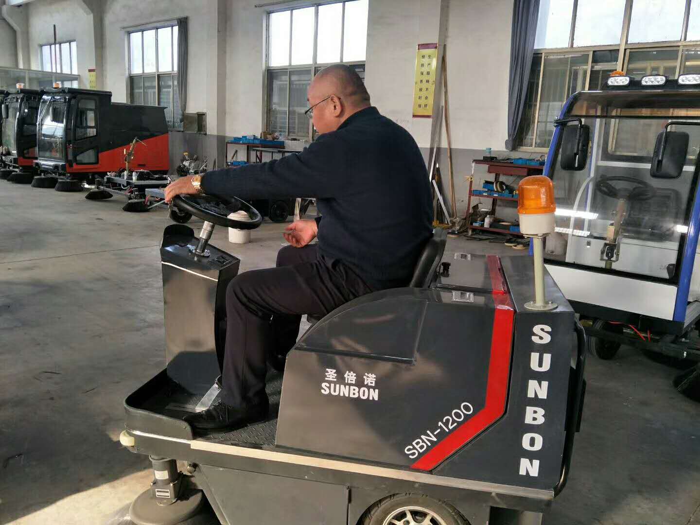 恒盛娱乐小型扫地车