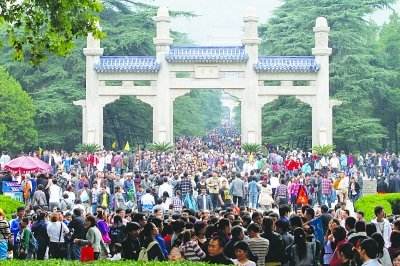 十一黄金周垃圾清理,怎能少的了恒盛娱乐扫地车呢? 十一黄金周垃圾清理,怎能少的了恒盛娱乐扫地车呢?