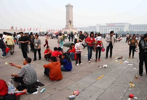 十一黄金周垃圾清理,怎能少的了恒盛娱乐扫地车呢? 十一黄金周垃圾清理,怎能少的了恒盛娱乐扫地车呢?