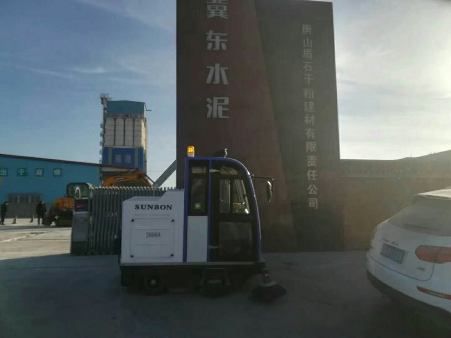 水泥厂用恒盛娱乐电动扫地车的好处