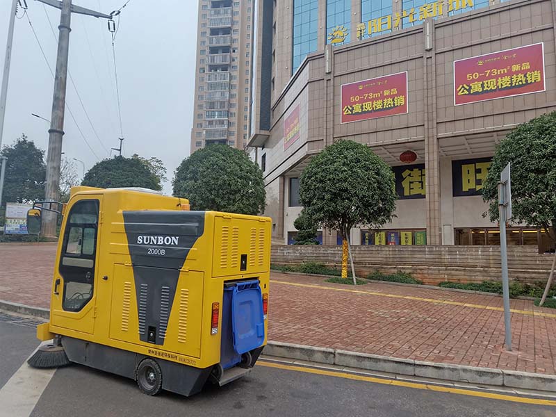 电动扫地车助力购物中心户外清洁 电动扫地车助力购物中心户外清洁