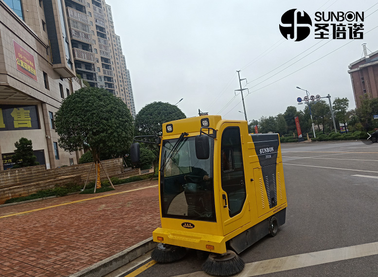 电动扫地车助力购物中心户外清洁 电动扫地车助力购物中心户外清洁
