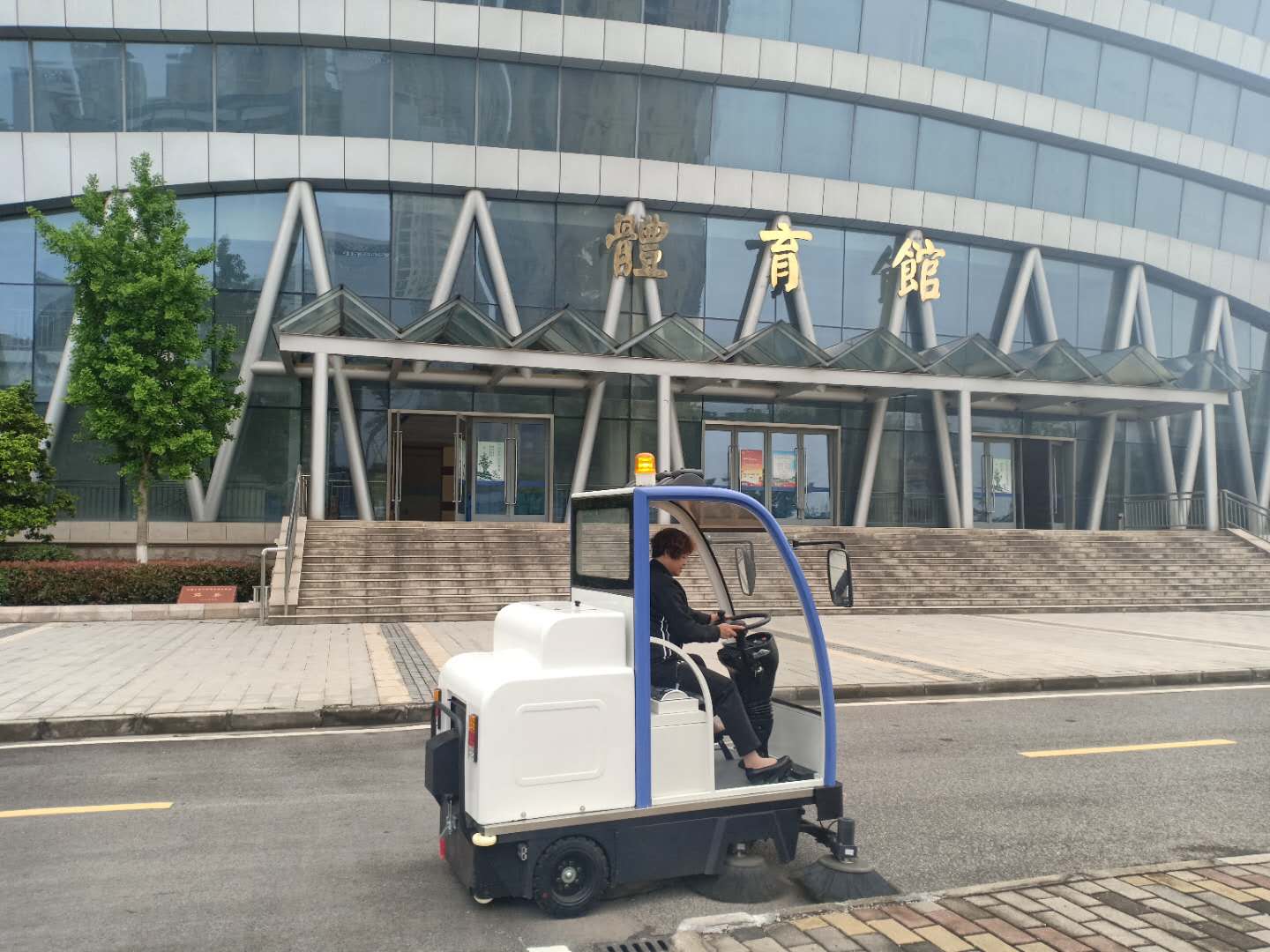 恒盛娱乐电动扫地车进驻无锡第三高级中学 恒盛娱乐电动扫地车进驻无锡第三高级中学
