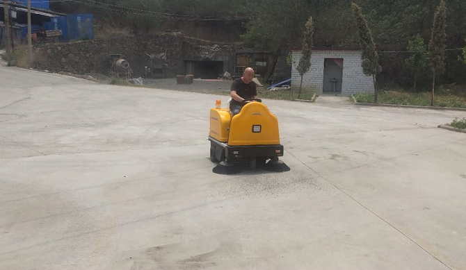 小型电动扫地车进驻河南河达金属镁有限公司 小型电动扫地车进驻河南河达金属镁有限公司