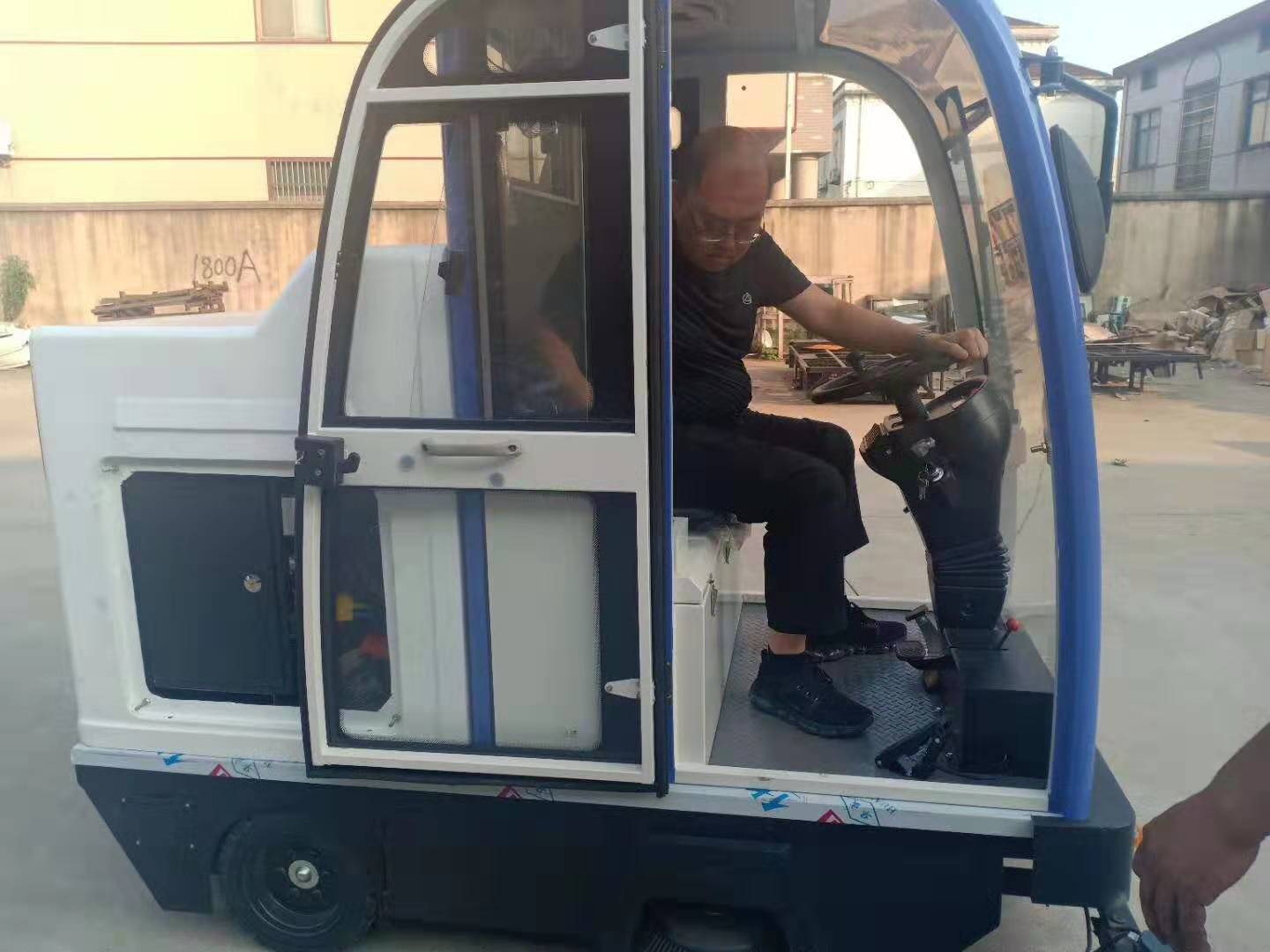 河北衡水客户来厂考察试扫电动扫地车