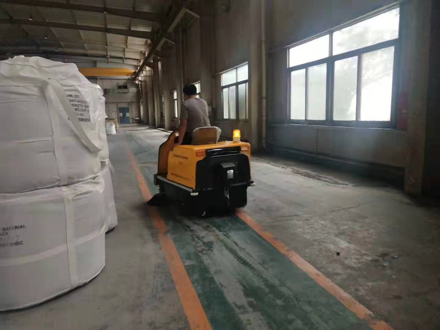 电动扫地车在江阴某机电厂的应用案例 电动扫地车在江阴某机电厂的应用案例