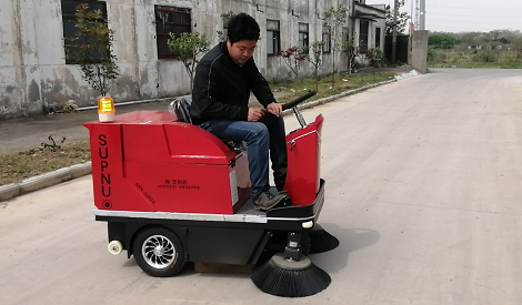 广西百色某化工厂采购小型电动扫地车