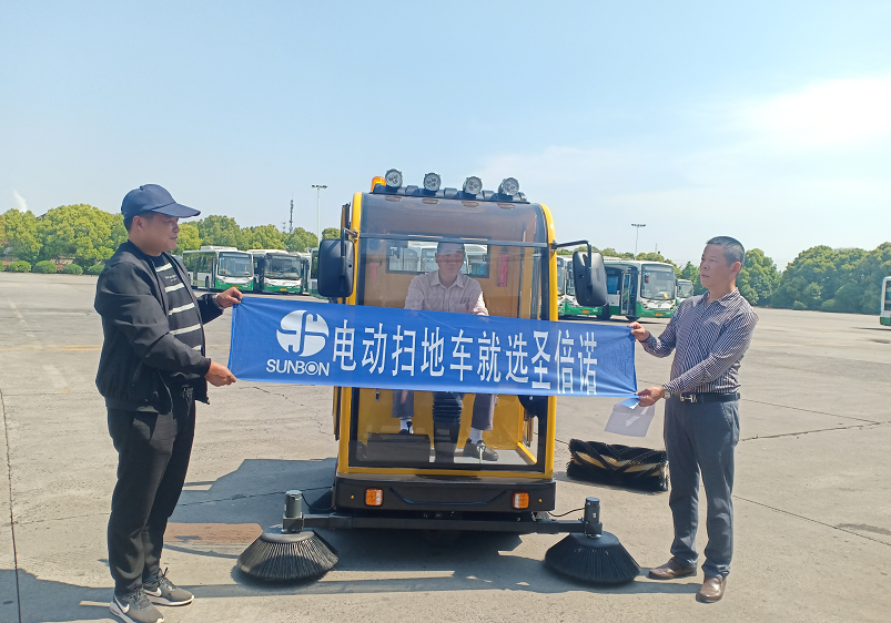 深圳公交公司采购恒盛娱乐2000A型电动扫地车