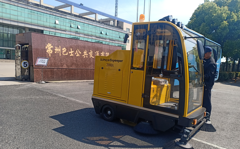  2000A型电动扫地车再次走进深圳公交公司