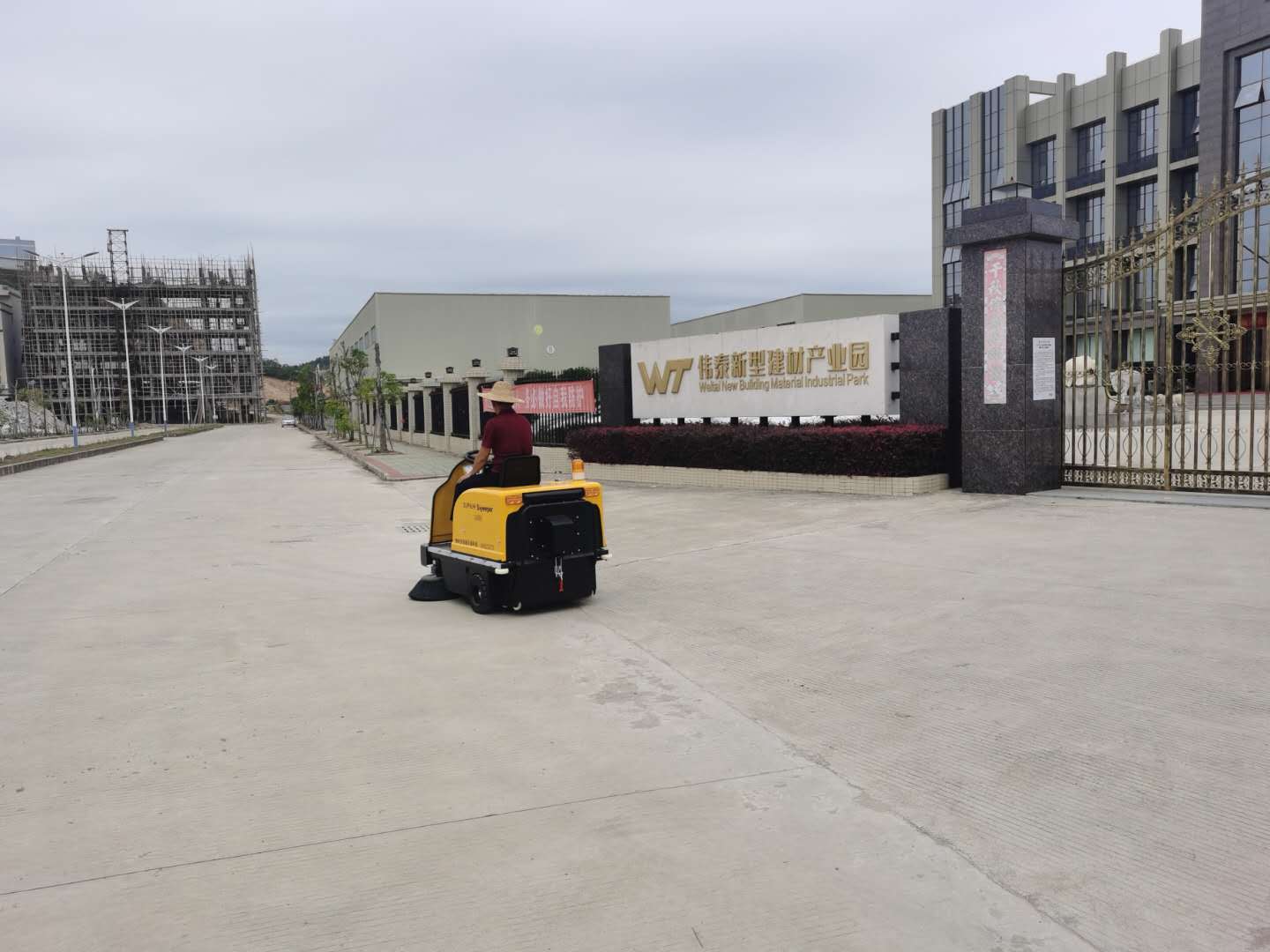 广东某新型建材产业园使用恒盛娱乐1400电动扫地车