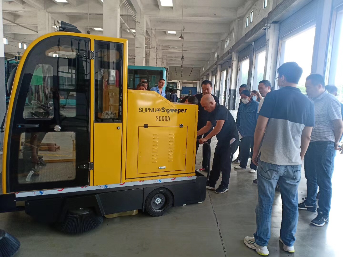 深圳公交公司再次采购恒盛娱乐2000A型电动扫地车