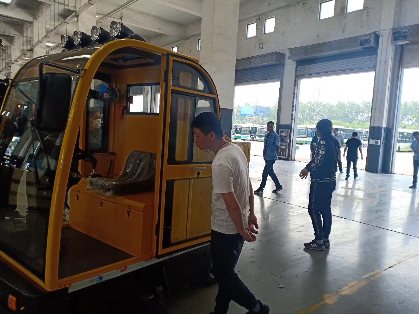 深圳公交公司再次采购恒盛娱乐2000A型电动扫地车