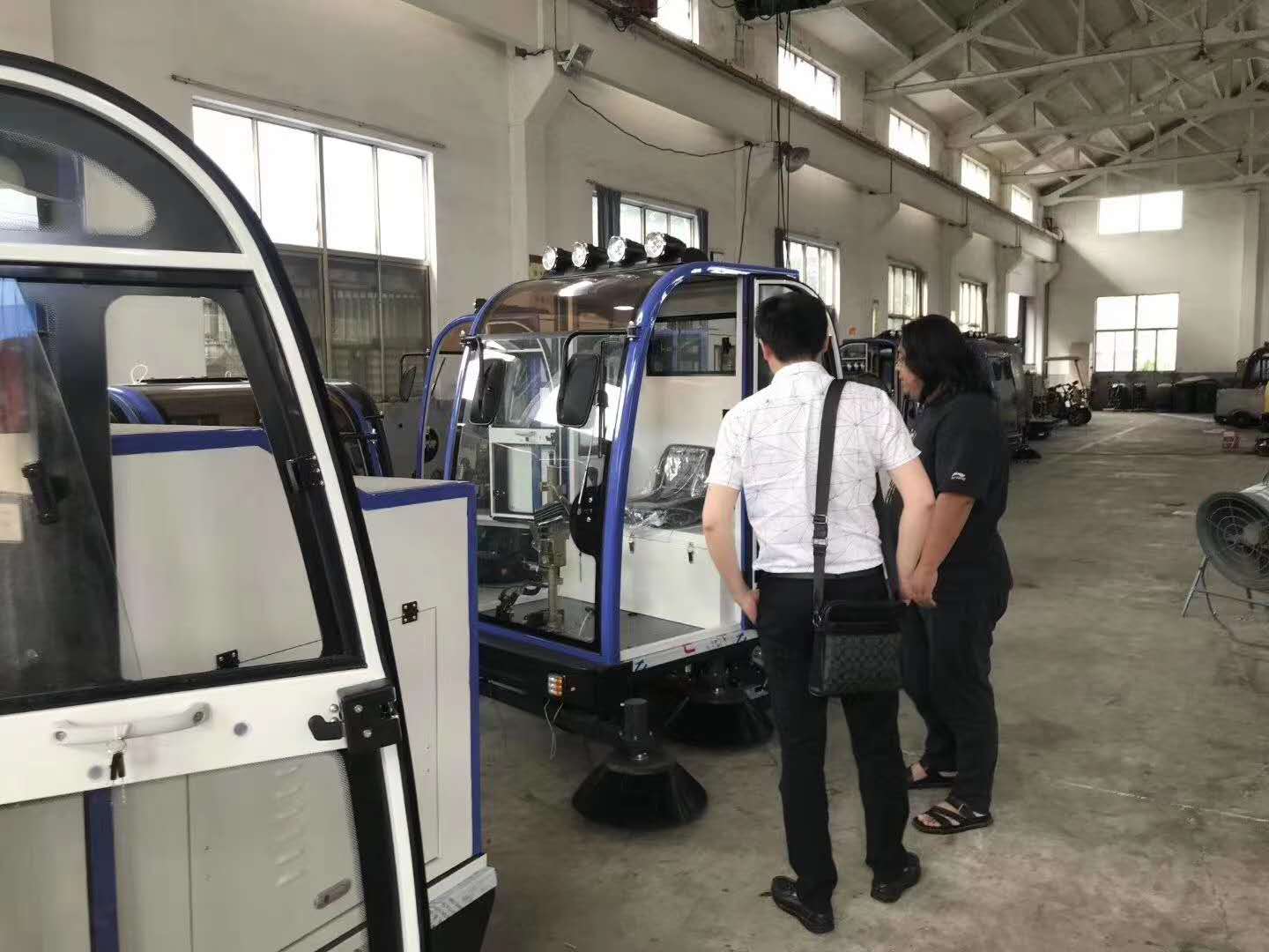 深圳某客户来厂考察体验电动扫地机