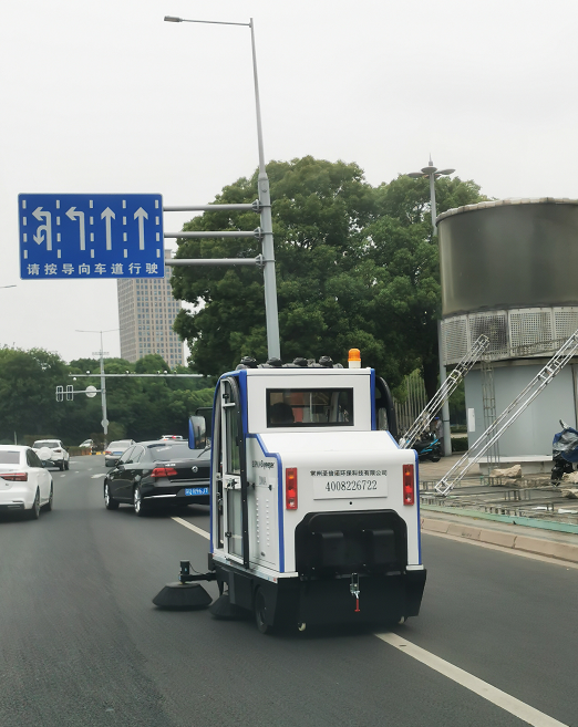2000A电动扫地车走进深圳市政府