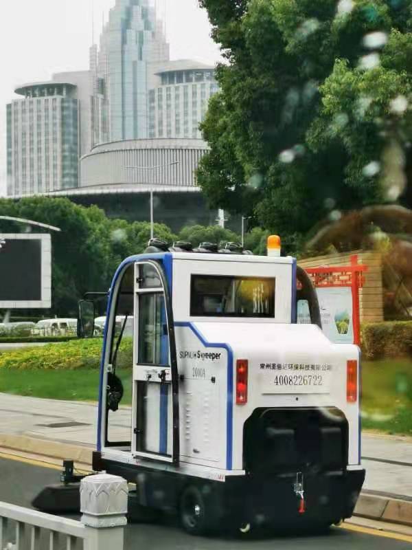 2000A电动扫地车走进深圳市政府