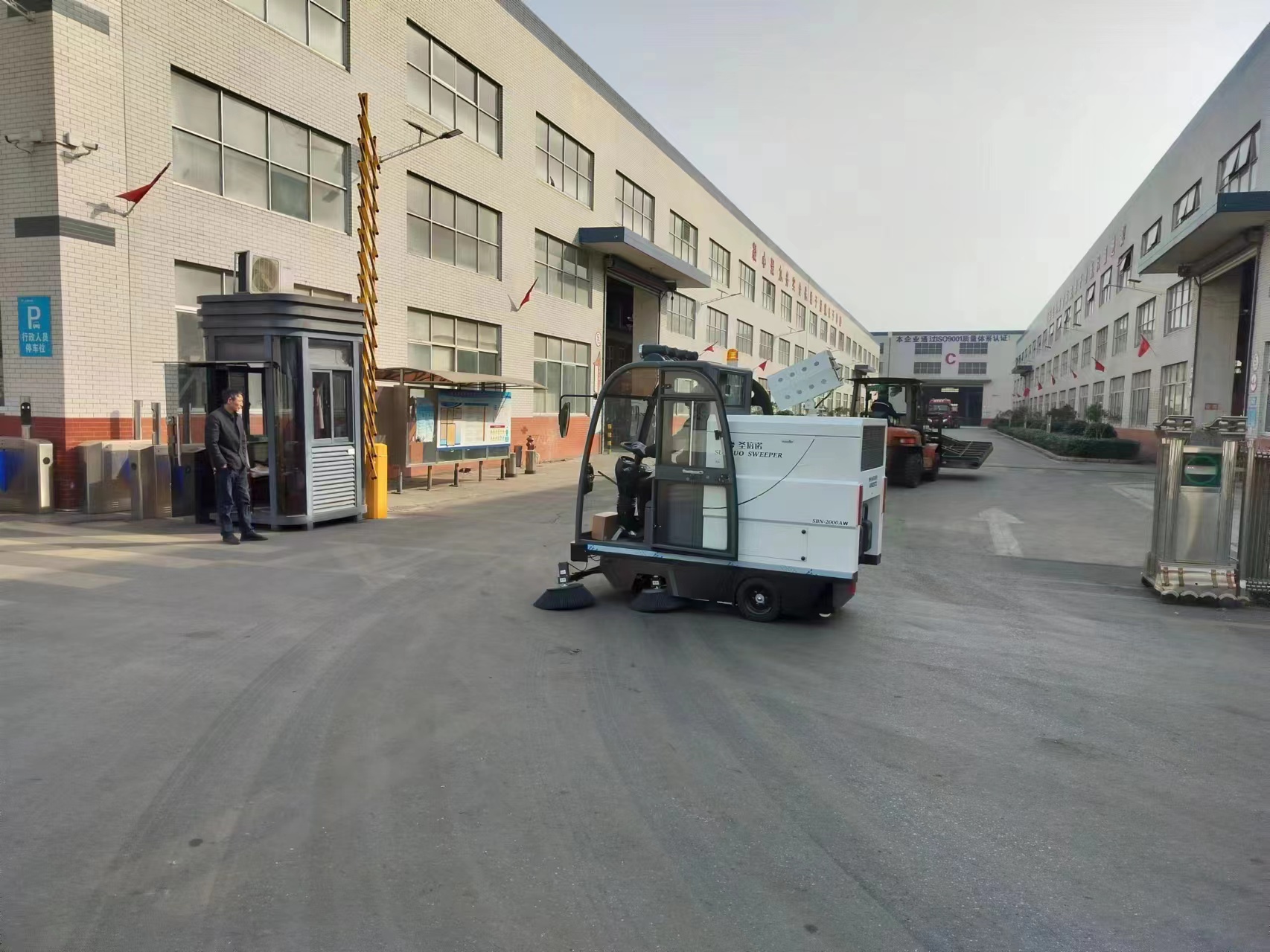 恒盛娱乐2000AW工业清扫车进驻无锡某科技公司
