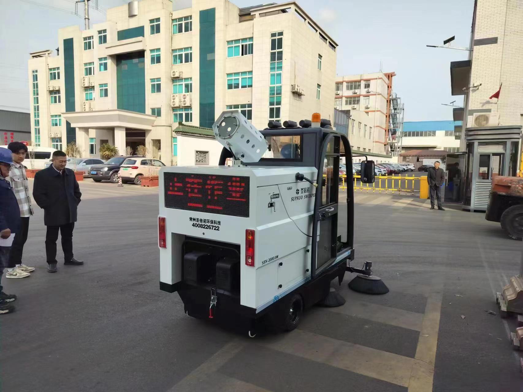 恒盛娱乐2000AW工业清扫车进驻无锡某科技公司。