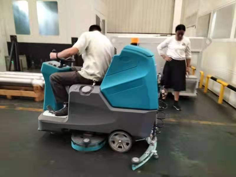 驾驶式洗地机清洁地下车库