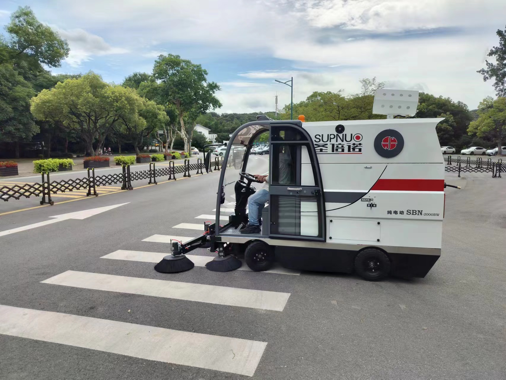 为什么恒盛娱乐放弃人工清洁和使用驾驶扫地车？