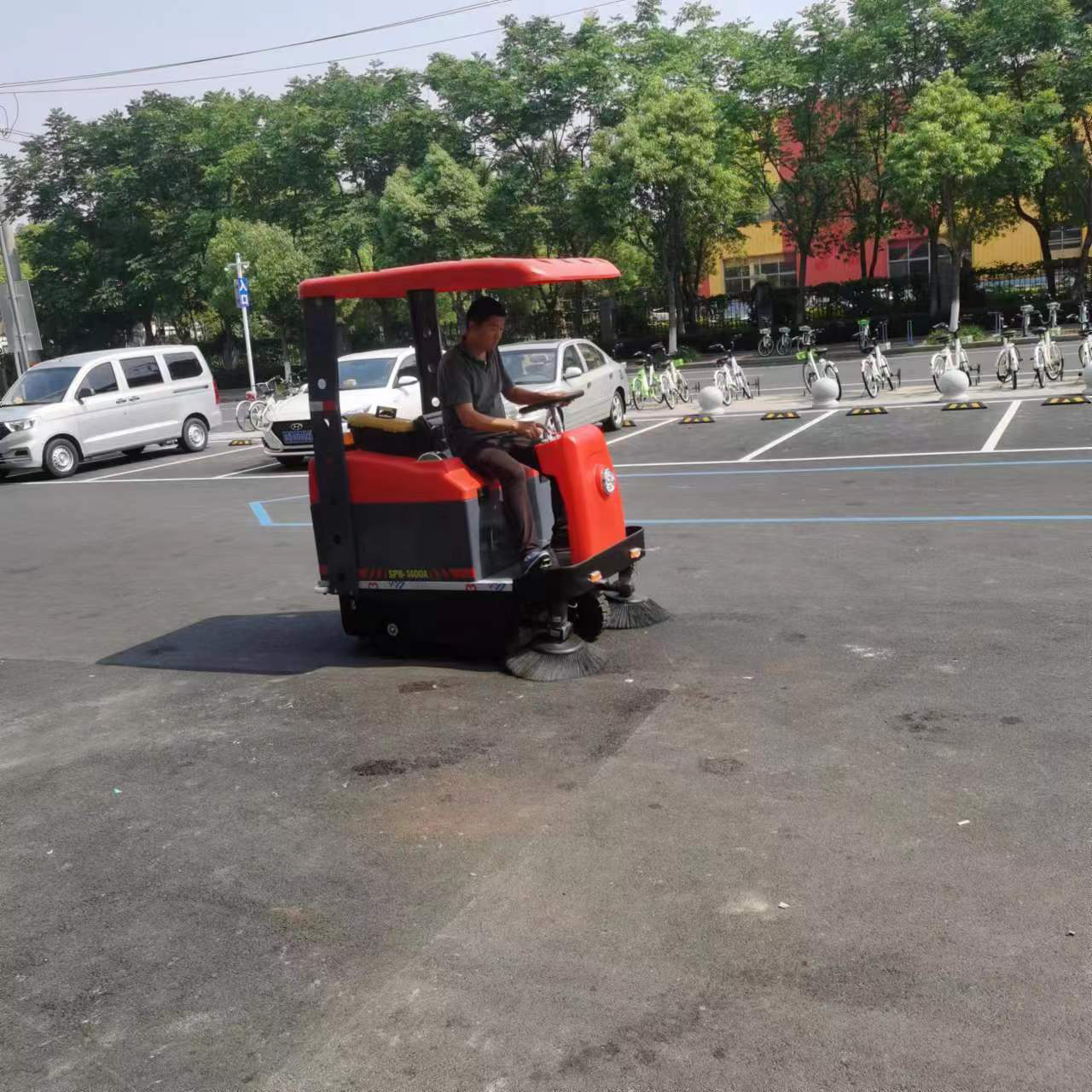 投放机器人清洁车，提升环卫工作效率