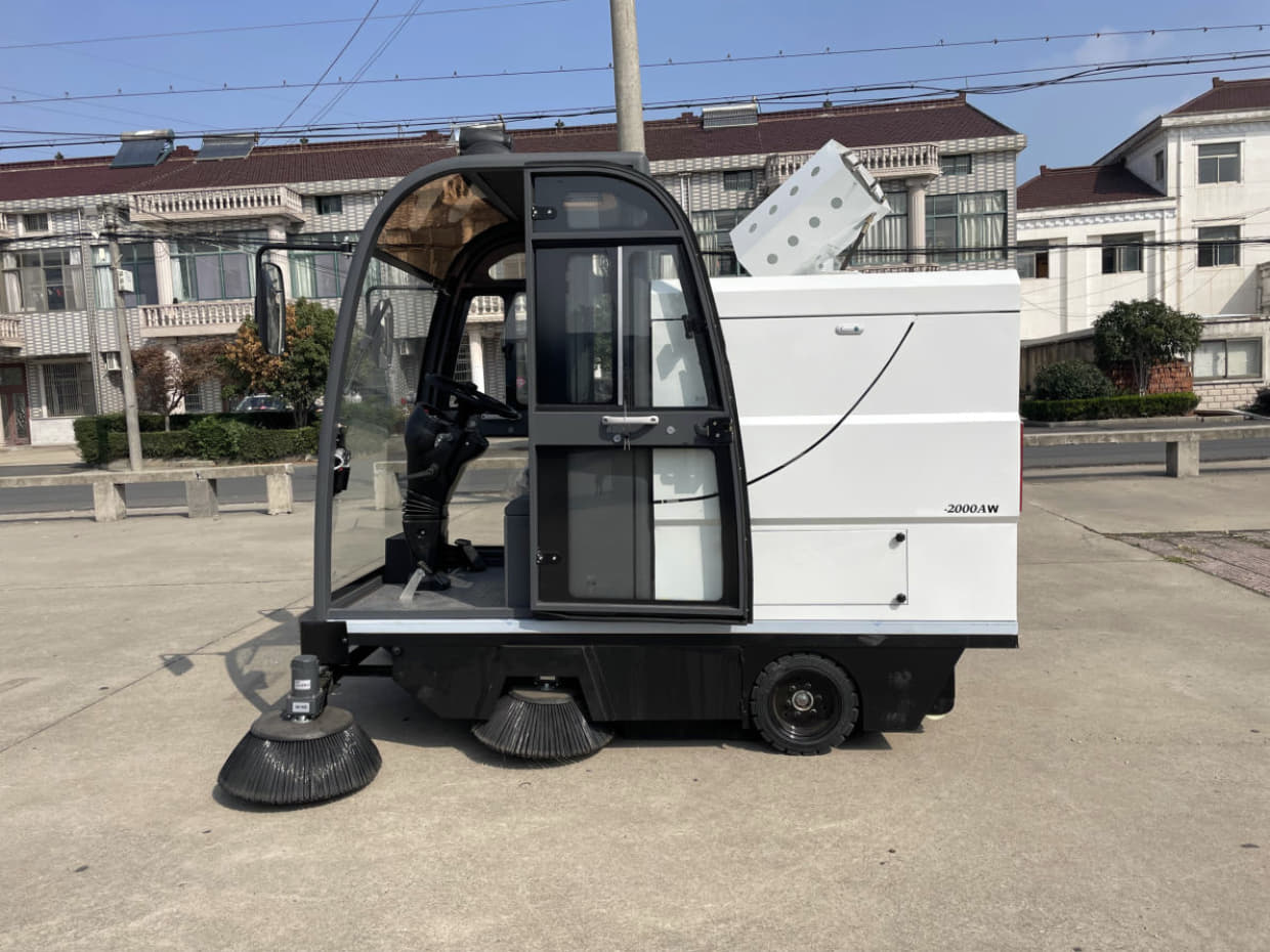 驾驶式扫路车